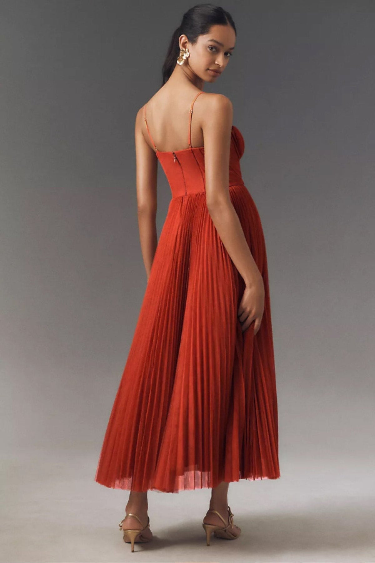 Vestido midi con corpiño estructurado y falda plisada fluida