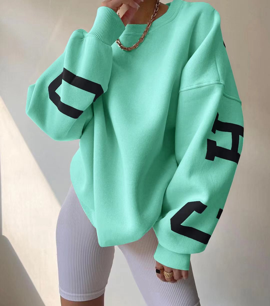 Sudadera holgada de polar con tipografía universitaria para mujer