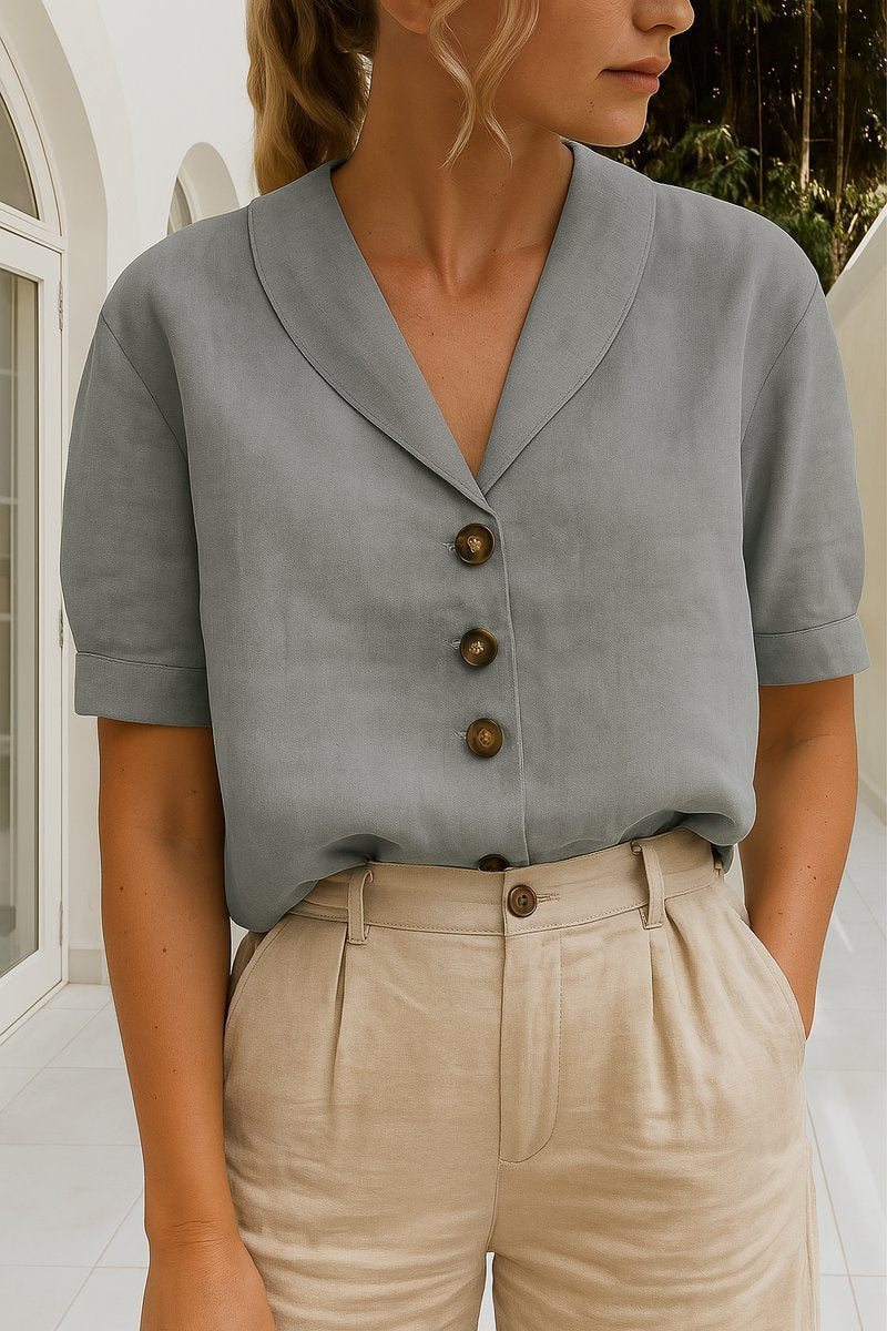 Blusa femenina de silueta relajada con cuello chal y botones frontales