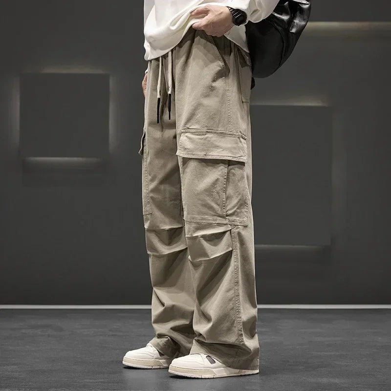 Pantalón cargo para hombre de silueta ancha con bolsillos prácticos