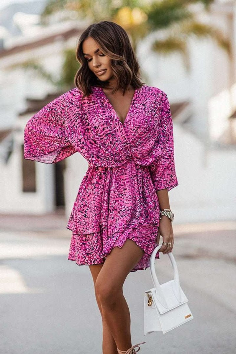 Vestido Corto Estilo Boho con Estampado Tropical y Cuello en V