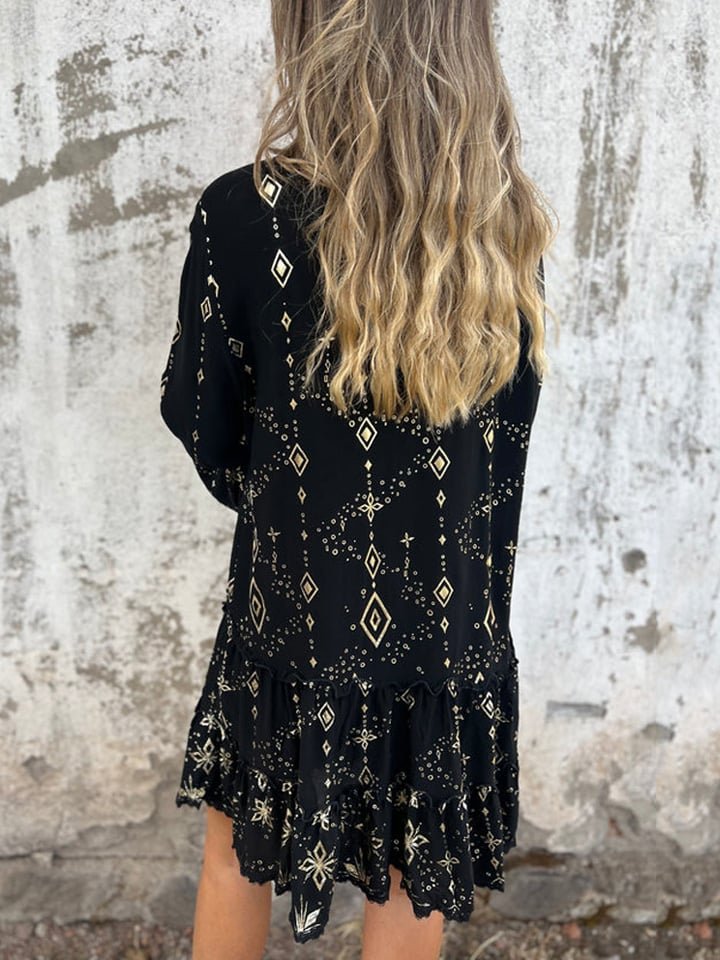 Vestido Estilo Boho Chic con Falda en Capas y Acentos Metálicos