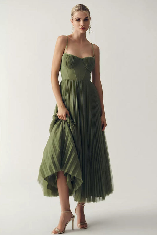 Vestido midi con corpiño estructurado y falda plisada fluida