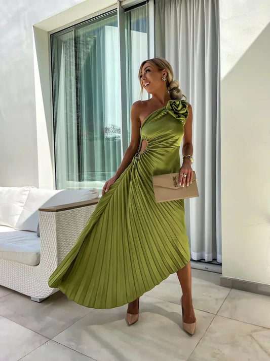 Vestido Largo Asimétrico con Plisados y Detalle Floral