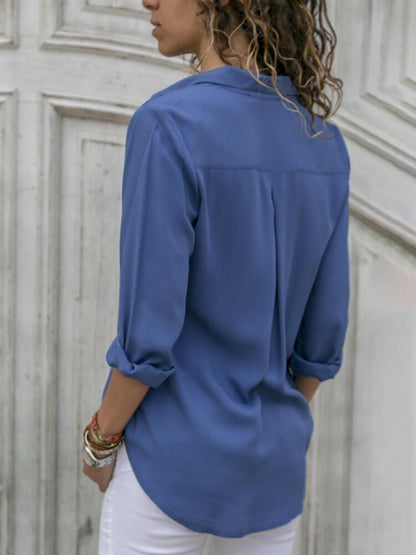 Blusa camisera ligera con botones frontales y mangas ajustables para mujer
