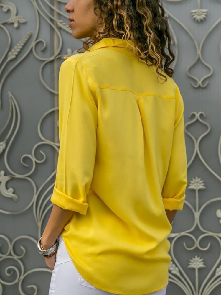 Blusa camisera ligera con botones frontales y mangas ajustables para mujer