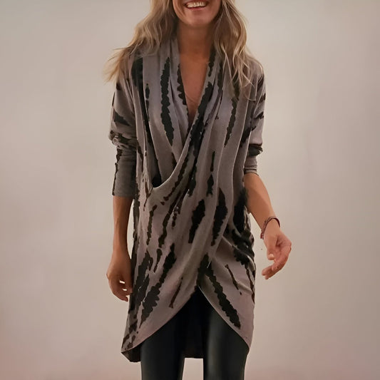 Blusa tipo túnica holgada con escote en V y diseño abstracto