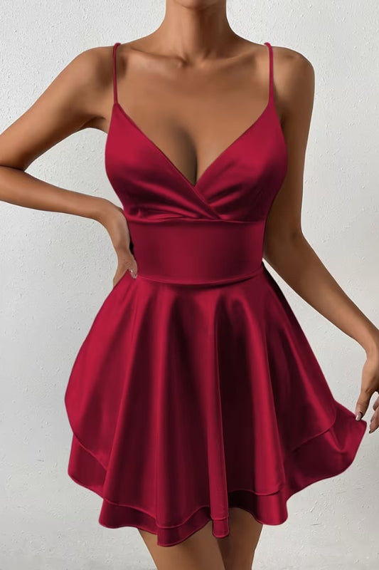 Vestido de fiesta satinado estilo skater con escote profundo y espalda abierta
