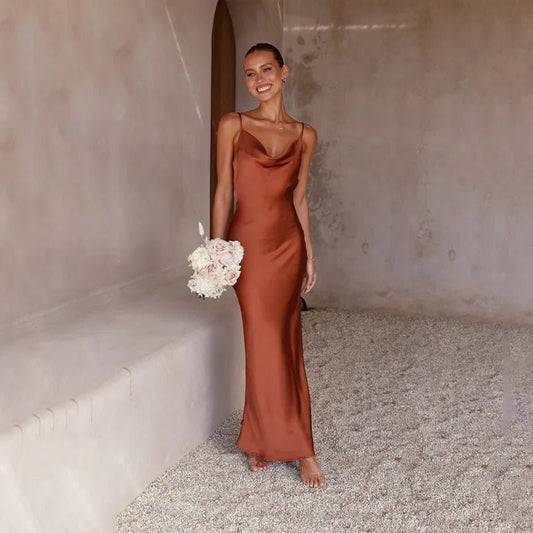 Vestido largo satinado con espalda descubierta y abertura lateral para mujer