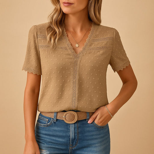 Blusa femenina de manga corta con escote en V y detalles de encaje