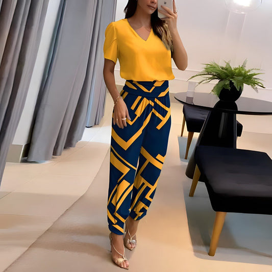 Conjunto femenino de blusa escote en V y pantalón holgado con diseño geométrico